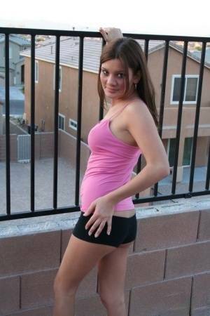 Solo girl Kate Crush strips naked on the balcony of condo complex on fansgirls.net