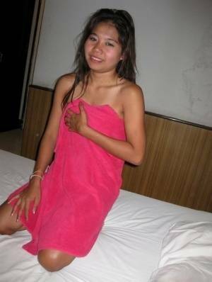 Petite Thai girl washes up her shaved pussy after bareback sex with a tourist - Thailand on fansgirls.net