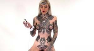 Tattoo enthusiast Amber Luke rides a multispeed sex machine on fansgirls.net