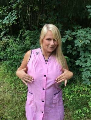 Older blonde amateur Sweet Susi exposes herself in a rural driveway on fansgirls.net