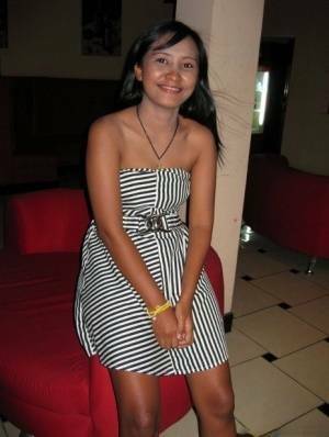 Thai cutie Pla offers up her bald pussy to a visiting sex tourist - Thailand on fansgirls.net