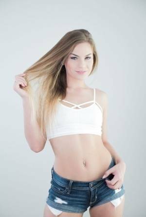 Sydney Cole provides nudity after removing all her clothes in sensual manners on fansgirls.net