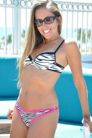 Solo girl Lori Anderson takes off her bikini while outdoors in shades on fansgirls.net