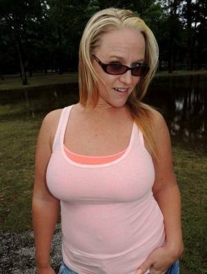 Fat amateur Dee Siren has sexual relations in the boot of a vehicle on fansgirls.net