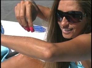 Amateur model Lori Anderson exhibits her hairy forearms in sunglasses on fansgirls.net