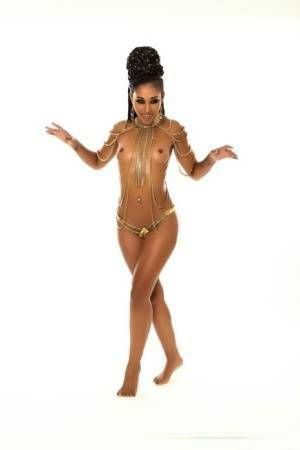 Scary ebony MILF Skin Diamond shows her fangs while posing her hot naked body on fansgirls.net