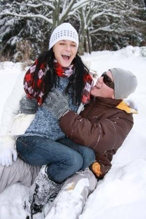 Teen girl opens her mouth for a cumshot after fucking in the snow on fansgirls.net