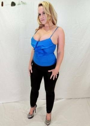 Middle-aged blonde Dee Siren displays her ample cleavage in tight pants on fansgirls.net