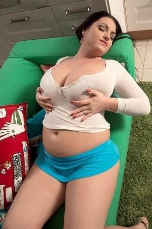 Huge titted hot fatty Juliana Simms wets her white t-shirt for a nipple view on fansgirls.net