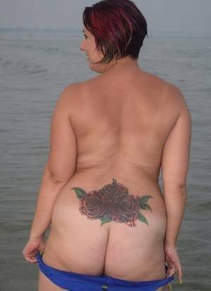 Older amateur Sara Banks poses naked in the ocean with a couple of girlfriends on fansgirls.net
