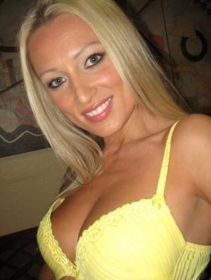 MILF babe with a big breast Diana Doll takes amateur shots of herself on fansgirls.net