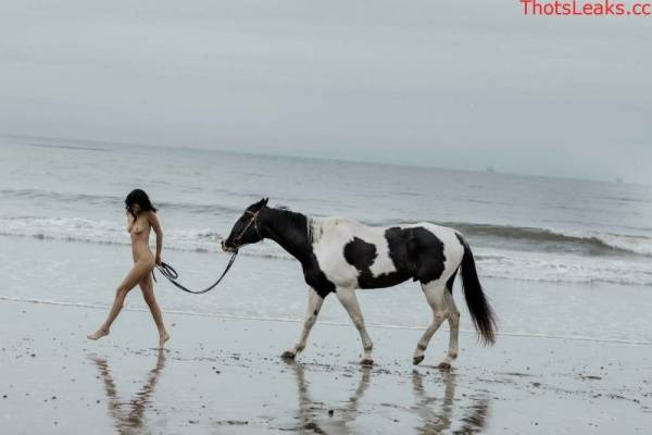 Kendall Jenner Nude Horse Riding Set Leaked on fansgirls.net