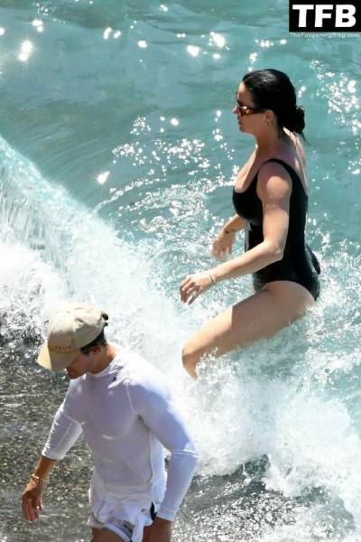 Katy Perry & Orlando Bloom Enjoy Their Summer Vacation on Positano on fansgirls.net