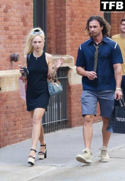 Juno Temple Holds Hands with Her Mystery Boyfriend in NYC on fansgirls.net