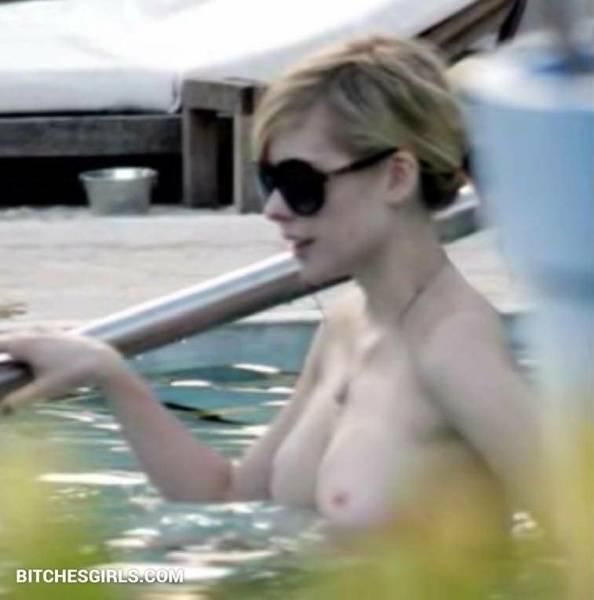 Avril Lavigne Nude Celebrity Leaked Tits Photos on fansgirls.net