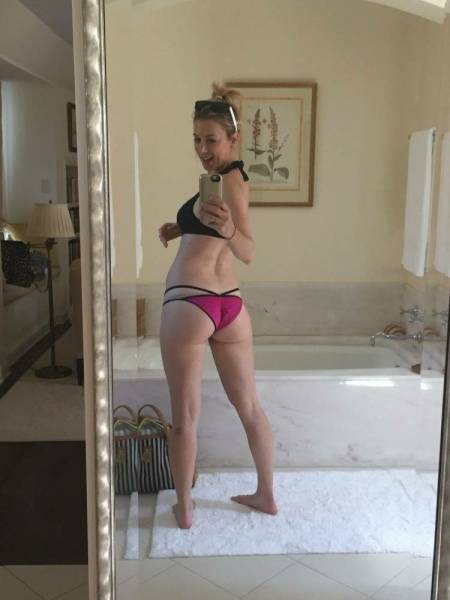 Iliza Shlesinger Sexy Bikini Selfies Set Leaked - Usa on fansgirls.net