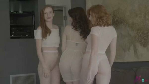 Emily Bloom Nude Lesbian Photoshoot Video Leaked on fansgirls.net