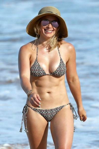 Hilary Duff Paparazzi Bikini Beach Set Leaked - Usa on fansgirls.net