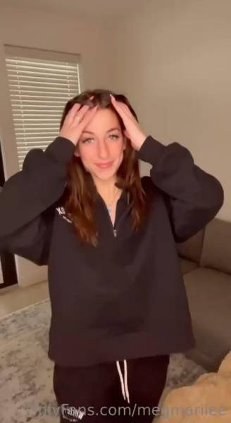 Megan McCarthy Sweatsuit Strip Onlyfans Video Leaked on fansgirls.net