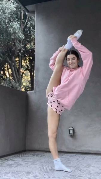 Charli D 19Amelio Ballet Stretching Dance Video Leaked - Usa on fansgirls.net