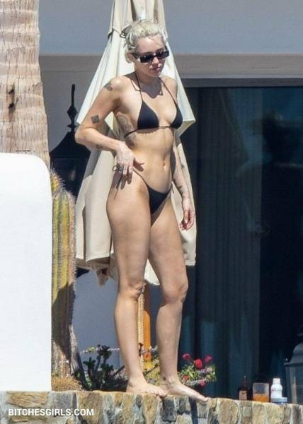 Miley Cyrus Nude Celebrity Tits Photos on fansgirls.net