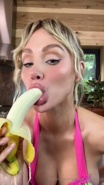 Sara Jean Underwood Banana Blowjob OnlyFans Video Leaked on fansgirls.net