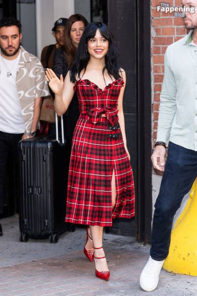 Jenna Ortega Flashes a Smile and a Wave as She Steps Out in NYC (35 Photos) - Usa on fansgirls.net