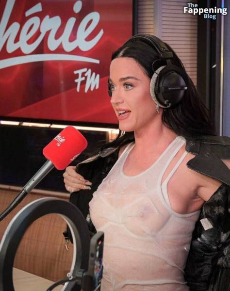 Katy Perry Flashes Her Nude Tits (3 Photos) on fansgirls.net