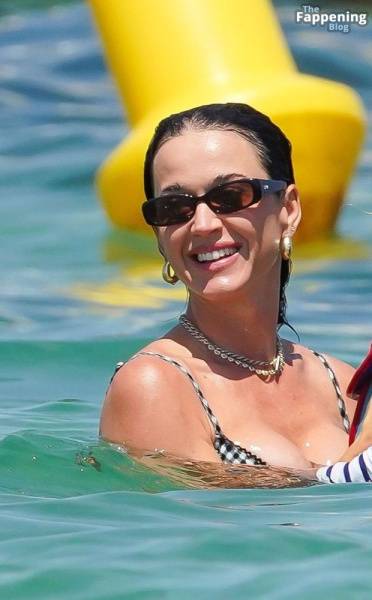 Katy Perry and Her Family Arrive at Le Club 55 in Saint-Tropez (97 Photos) - France on fansgirls.net