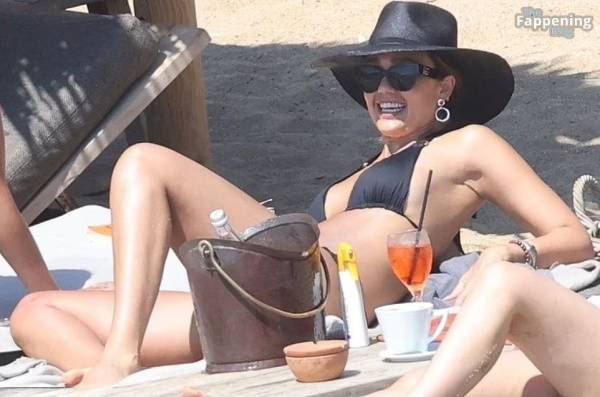 Jessica Alba Looks Sexy in a Black Bikini (15 Photos) on fansgirls.net