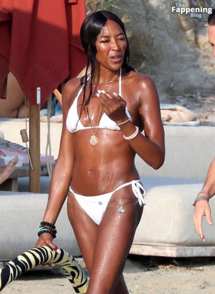 Naomi Campbell Shows Off Her Sexy Figure During Her Holiday with DJ Rampa on the Beaches of Mykonos (123 Photos) - Britain - Germany on fansgirls.net