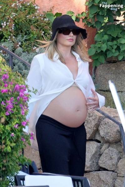 Pregnant Margot Robbie Looks Radiant While Pictured With Her Husband in Sardinia (130 Photos) on fansgirls.net