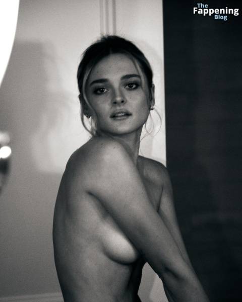 Charlotte Lawrence Topless (4 Photos) on fansgirls.net